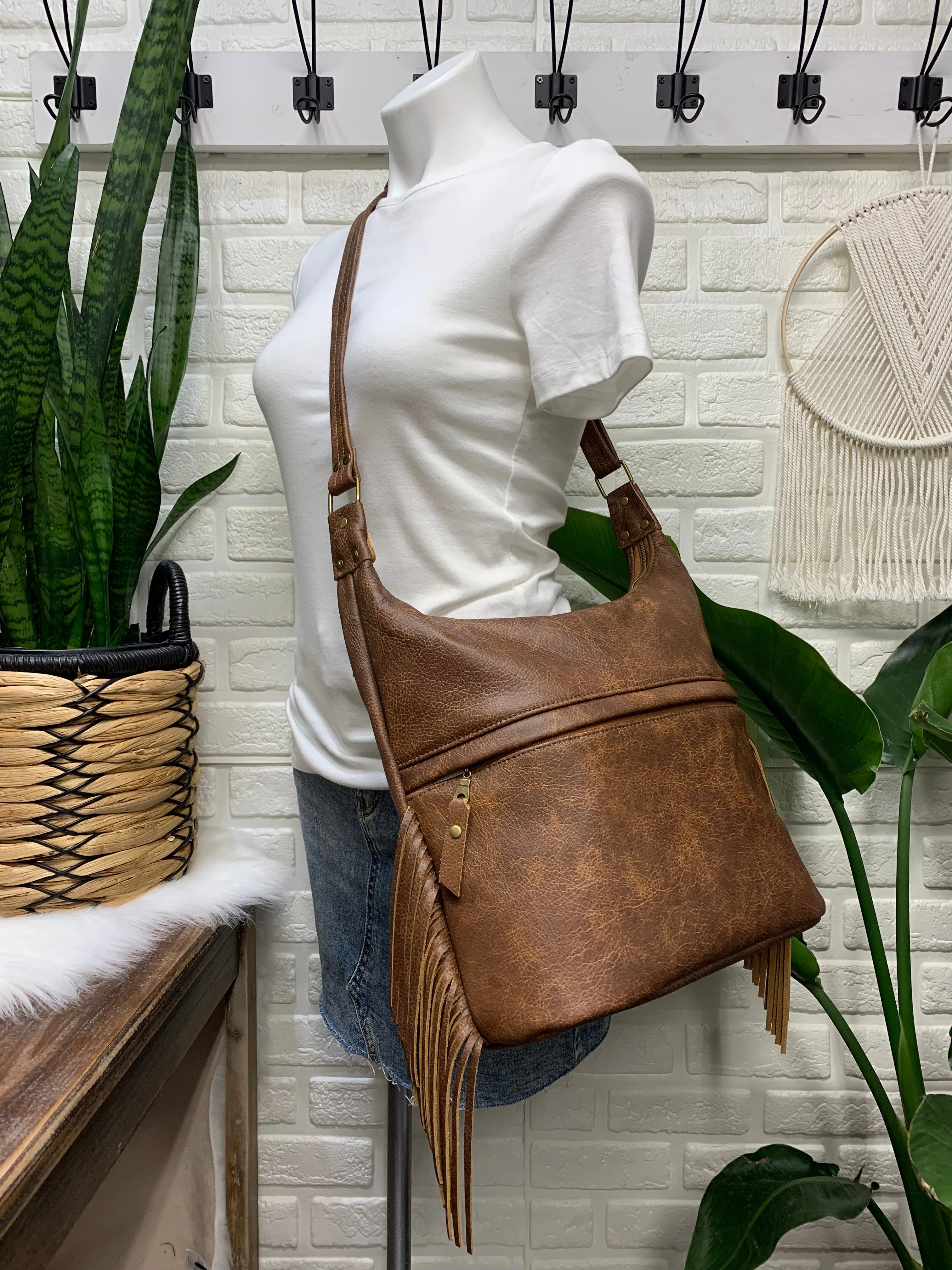 Bucket hobo bag crossbody in saddle brown leather with Fringe