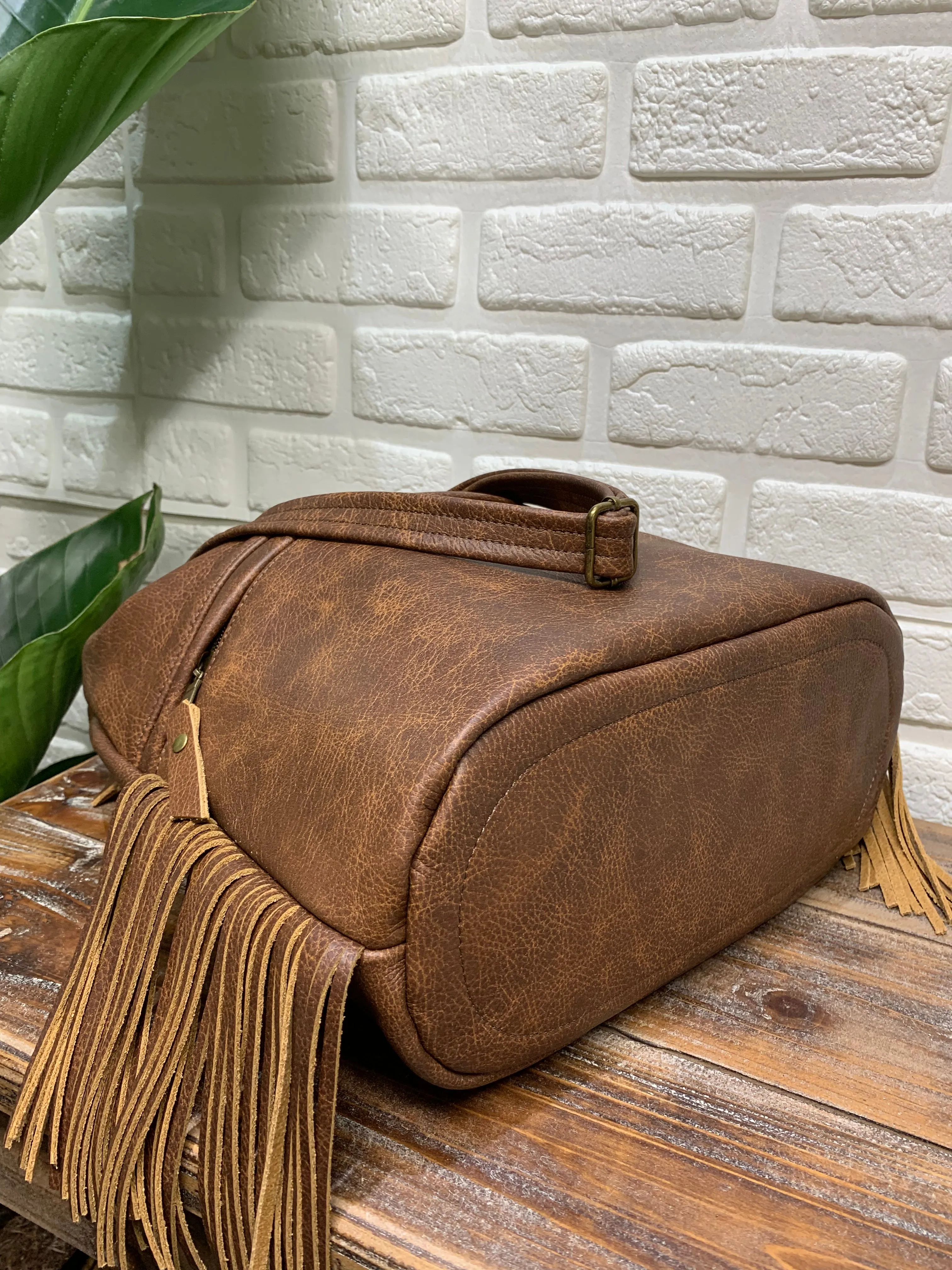 Bucket hobo bag crossbody in saddle brown leather with Fringe